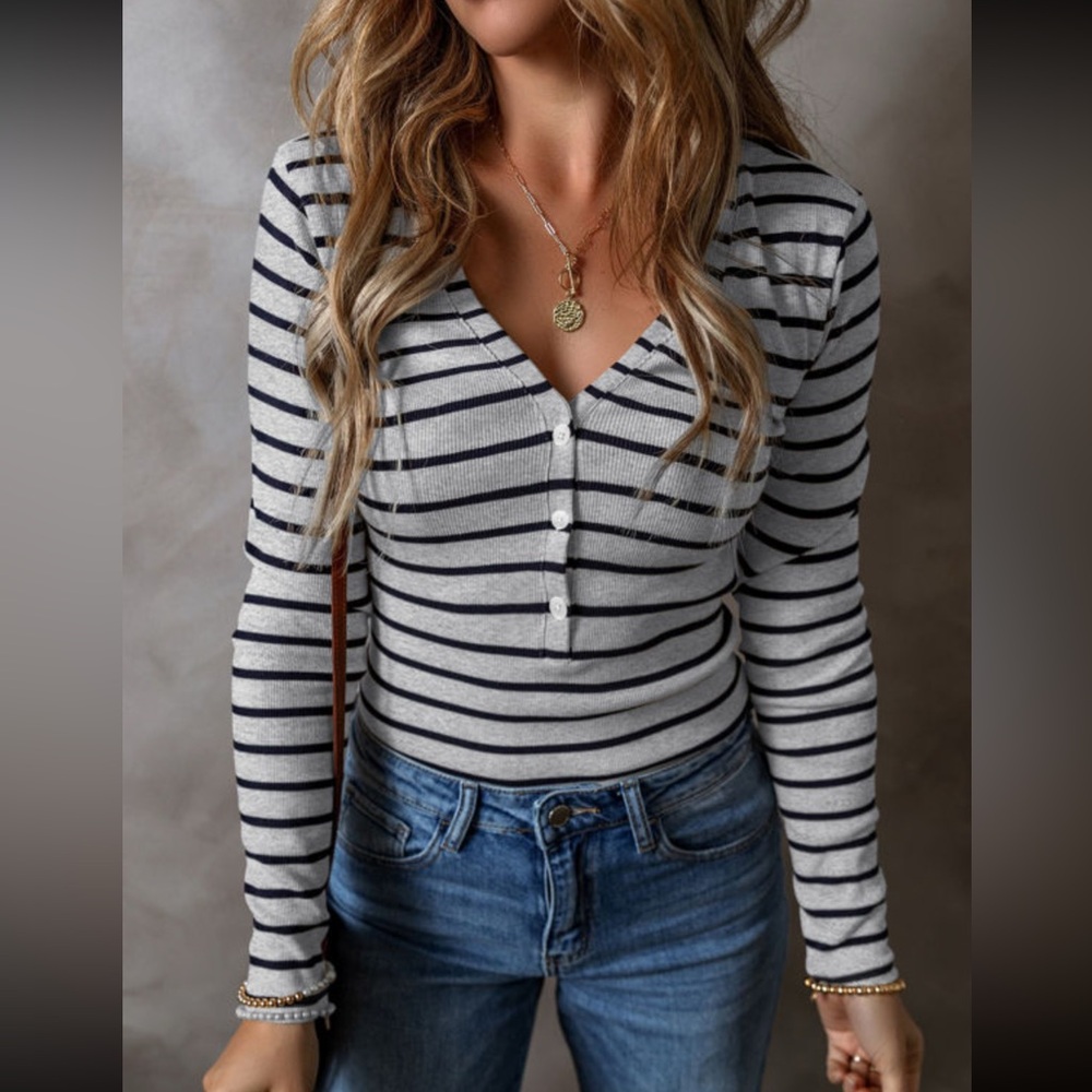 1063. ❄️Striped slim fit buttoned Vneck long sleeve top grey